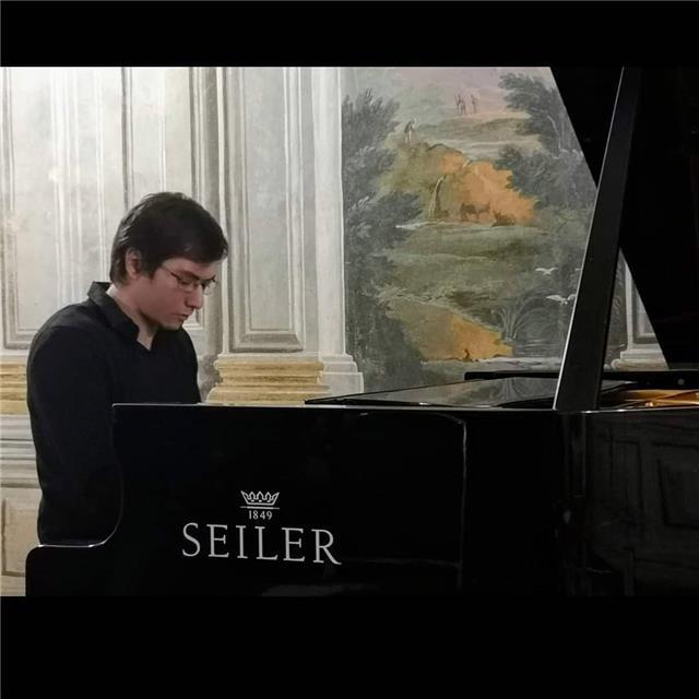Maestro di pianoforte impartisce lezioni private di strumento, teoria musicale e solfeggio