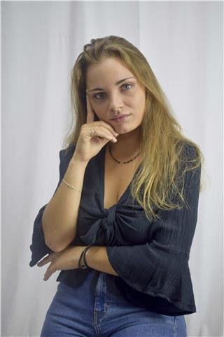 Doy clases de castellano, catalán e inglés y matemáticas para primaria y eso. soy estudiante de derecho