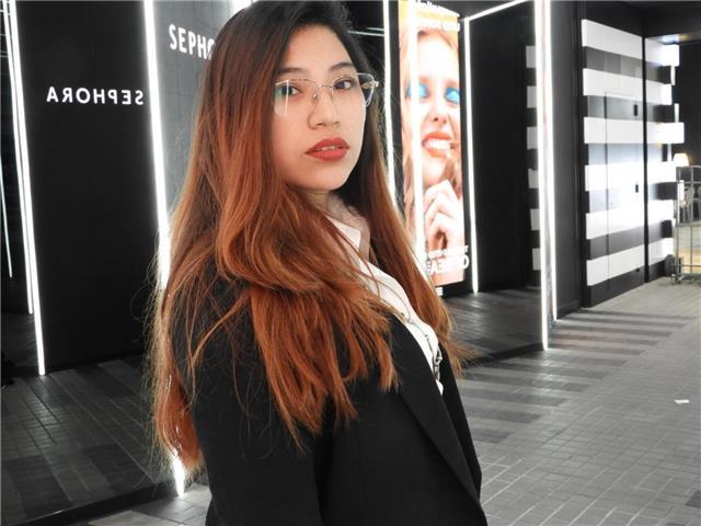 Profesora con estudios pasados al mundo del arte da clases de el arte contemporánea
