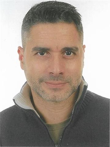 Profesor (italiano nativo), investigador titulado que imparte clase de matemática, física, tecnología y italiano