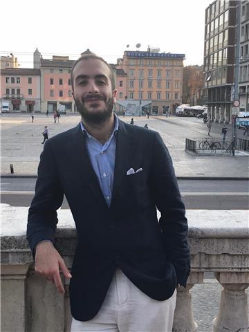 Ragazzo laureato impartisce lezioni private