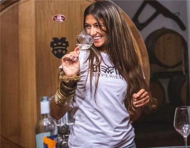Sommelier e accompagnatrice turistica, con un master in accoglienza in cantina, propone lezioni interattive per conoscere tutte le tecniche di degustazione del vino e dell'accoglienza turistica
