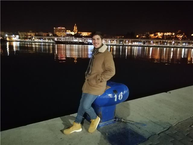 Doy clases clases particulares de todas las asignaturas de primaria, estoy cursando el último curso de la carrera de educación primaria