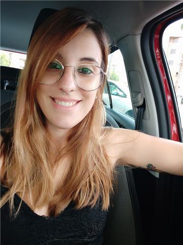 Profesora de lengua castellana y literatura da clases a estudiantes de primaria y eso