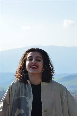Laureanda in Lingue e letterature straniere, diplomata al liceo classico, offre lezioni di francese, inglese e italiano