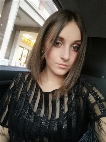 Sono una studentessa, madrelingua tedesca e diploma liceo linguistico