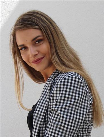 Laureata in economia e diploma  liceo scientifico delle scienze applicate . 
conosco bene le materie scientifiche, economiche e di diritto