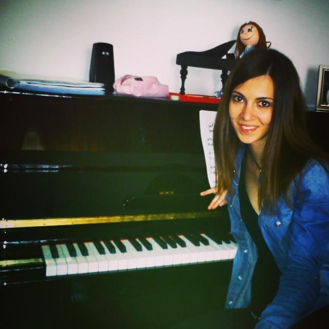 Soy una persona alegre, resolutiva y seria con ganas de enseñar lenguaje musical y piano