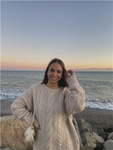 Soy una chica joven maestra de educación primaria con mención en inglés. tengo el c1 de cambridge y estoy en proceso de sacarme el c2. doy clases particulares tanto de inglés como matemáticas, lengua, sociales