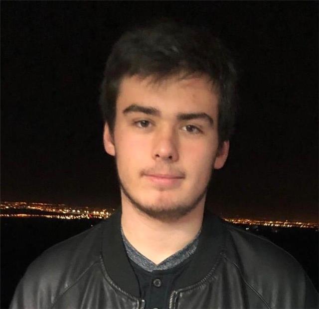 Doy clase a cualquier curso de mates y física, y además tengo un nivel de c1 en alemán e inglés, pudiendo dar clases a un nivel b2