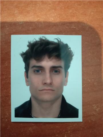 Diplomato al liceo scientifico sportivo, qualificato in materie sia scientifiche che umanistiche