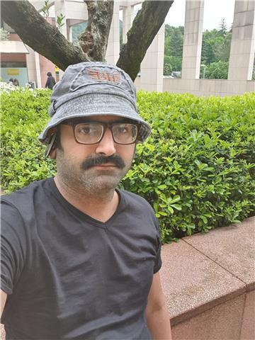 Sono amir Pakistano ho 33 anni ho studio Master of Business Administration