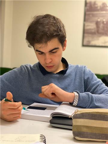 Sono madrelingua inglese, disponibile per ripetizioni a domicilio