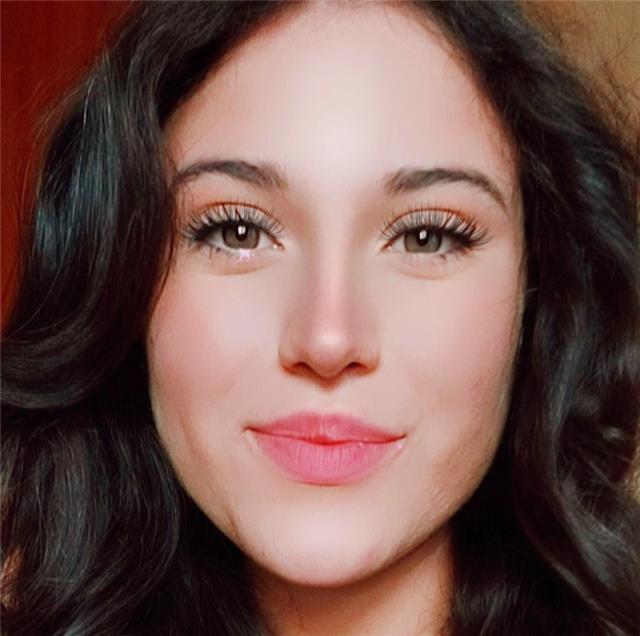 Giovane studentessa di Diritto e tecnologia offre lezioni di inglese, incentrate soprattutto sulla conversazione e sullo svolgimento di esercizi