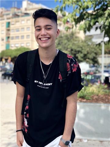 Doy clases particulares de inglés, aunque puedo ofrecer ayudas en cualquier otra materia