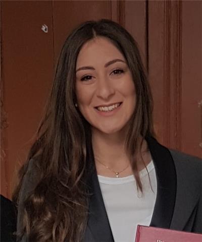 Laureata con lode in filologia moderna all'Università degli Studi di Napoli Federico II, impartisce lezioni private di lingua e letteratura italiana e latino