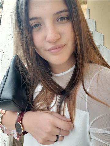 Ragazza di 24 anni offre lezioni private a Verona e provincia. Possiedo un doppio diploma, uno come tecnico socio sanitario e un altro in lingue estere e corrispondenza