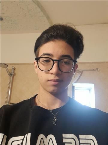 Mi piace molto insegnare, sono particolarmente portato per la matematica e materie simili, se servono ripetzioni per studenti delle elementari o medie, sono più che disponbile