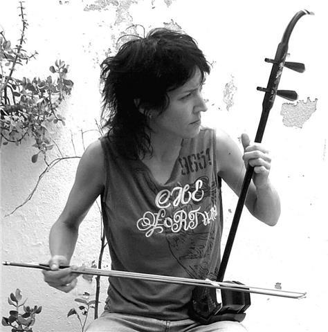 Profesora/instructora del tai chi chuan (taiji quan). monitora del qigong