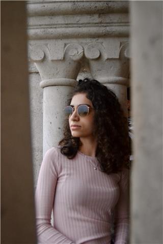 Studentessa universitaria impartisce lezioni per bambini delle elementari e ragazzi delle medie