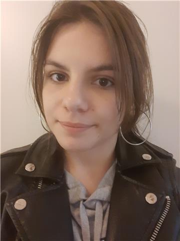 Studentessa universitaria della facoltà di scienze chimiche dell'università di firenze impartisce ripetizioni per bambini di elementari e medie