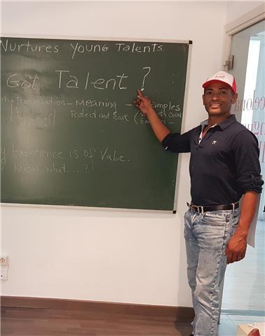 Profesor bilingue graduado en filologia inglesa, con 20 años de experiencia. director de estudios y fundador del american lake school. experiencia en preparar alumnos en obtener titulaciones oficiales de la universidad de cambridge, tales como young learn