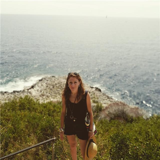Buongiorno a tutti il mio nome è Carole e sono una ragazza madrelingua francese. Offro lezioni, ripetizioni e conversazioni di francese per ogni ordine di scuola dalle medie al liceo