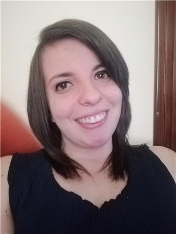 Ragazza diplomata impartisce lezioni di italiano per ragazzi di scuola elementare e media