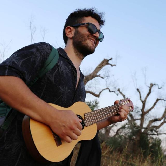 Laureando in chitarra jazz con alle spalle studi di musica classica ed esperienza in concerti e produzione musicale offre lezioni di chitarra per bambini e adulti a qualsiasi livello