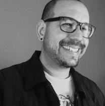 Profesor de redacción imparte clases para alumnos en educación media y universitaria