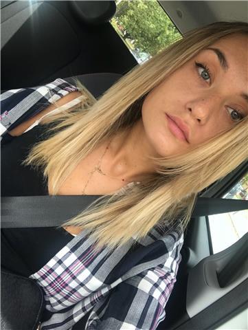 Studentessa universitaria impartisce lezioni di varie materie umanistiche