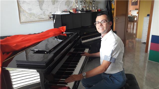 Pianista accompagnatore e insegnante di pianoforte