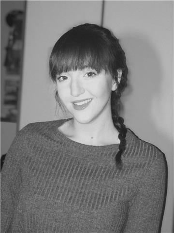 Studentessa liceale offre aiuto nell’apprendimento delle materie scientifiche e umanistiche