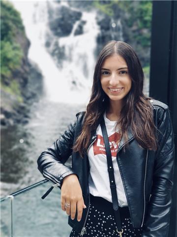 Diplomata al liceo linguistico e laureanda in International Law offre ripetizioni di inglese, tedesco e spagnolo per studenti di superiori e medie ed aiuto compiti in qualsiasi materia per elementari e medie