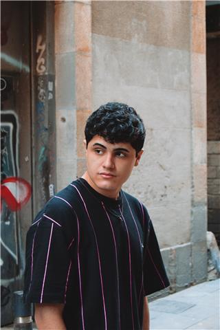 Me considero una persona dinámica y alegre, pero a la vez serio y responsable, con una gran capacidad de implantar conocimientos de manera sencilla. las clases las imparto de forma que el alumno lo entienda y no se le haga pesada