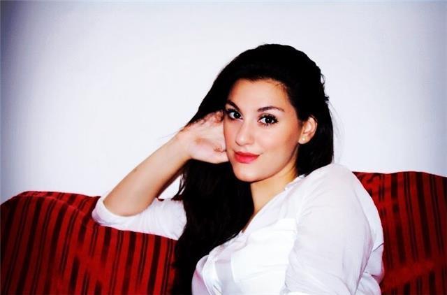 Cantante Professionista e Laureata in Canto presso il Conservatorio di Musica Santa Cecilia, propone lezioni di Canto Pop e Lirico