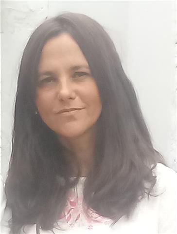 Profesora de español imparte clases de gramática y literatura a nativos y extranjeros