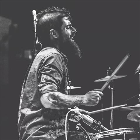 Soy abel sequera ,músico de sesión, productor, arreglista y estudiante de 4 año del superior de música moderna. ofrezco mis servicios para dar clase de instrumento(bateria,piano,bajo) , y/o lenguaje musical,armonia, arreglos, improvisación