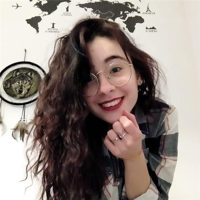 Studentessa universitaria con diploma in lingue disponibile per dare ripetizioni di inglese