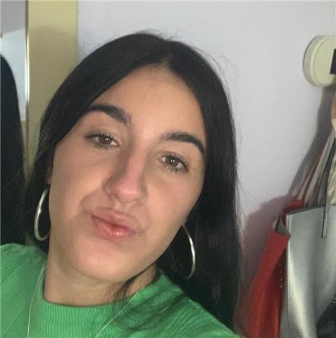 Chica de 18 años amante de los idiomas y de enseñar a personas las características de los lenguas