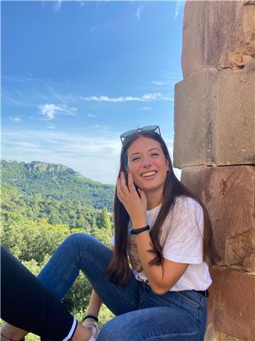 Diplomata al liceo internazionale impartisce ripetizioni di grammatica, storia e letteratura spagnola. Livello C1 rilasciato dal Instituto Cervantes