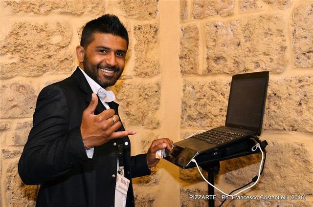 Ragazzo di 35 anni con conoscenza di lingua inglese e francese a livello madrelingua, offre anche lezioni di musica (Dj set)per tutte le età
