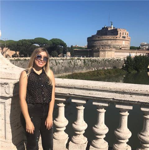 Studentessa di lingue impartisce lezioni di lingue ma anche aiuto compiti