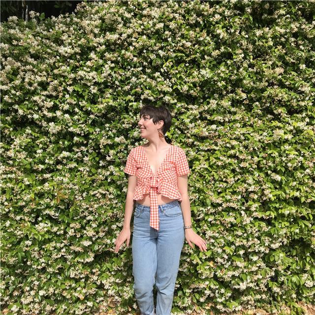 Profesora especializada en bailes swing solo o en pareja (lindy hop, shag, balboa, charleston...) y blues