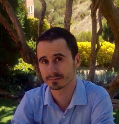 Profesor de filosofía y humanidades, experto en bioética. 
estoy estudiando teología