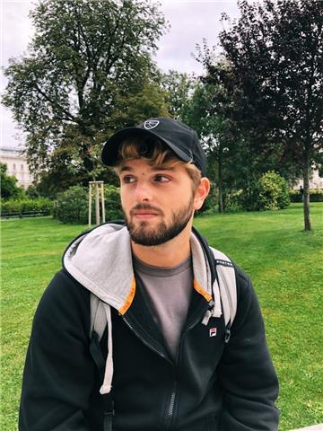Ciao! Sono Michele vivo a Torino e studio transportation design. Ho fatto il liceo classico per avere una base culturale solida. Ho voglia di fare e divertirmi, posso aiutare per compiti ragazzi/e di elementari e medie! Volendo posso anche aiutare nel dis