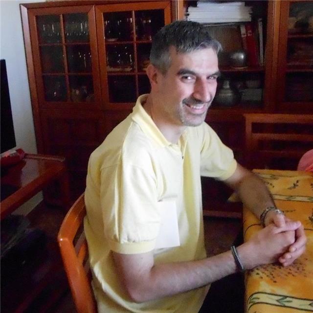 Laureato in Economia ed ex musicista semiprofessionista