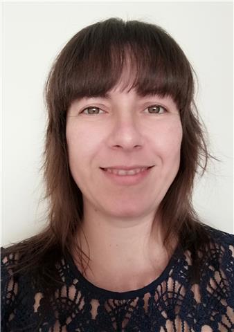 Profesora de dibujo técnico para alumnos de secundaria y bachillerato