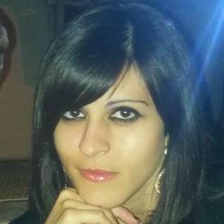 Professoressa impartisce lezioni di inglese a studenti di tutte le età