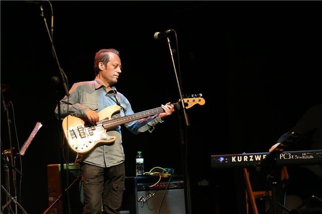 Doy clases de bajo eléctrico. También de guitarrra clásica, acústica, eléctrica, nivel inicial y medio